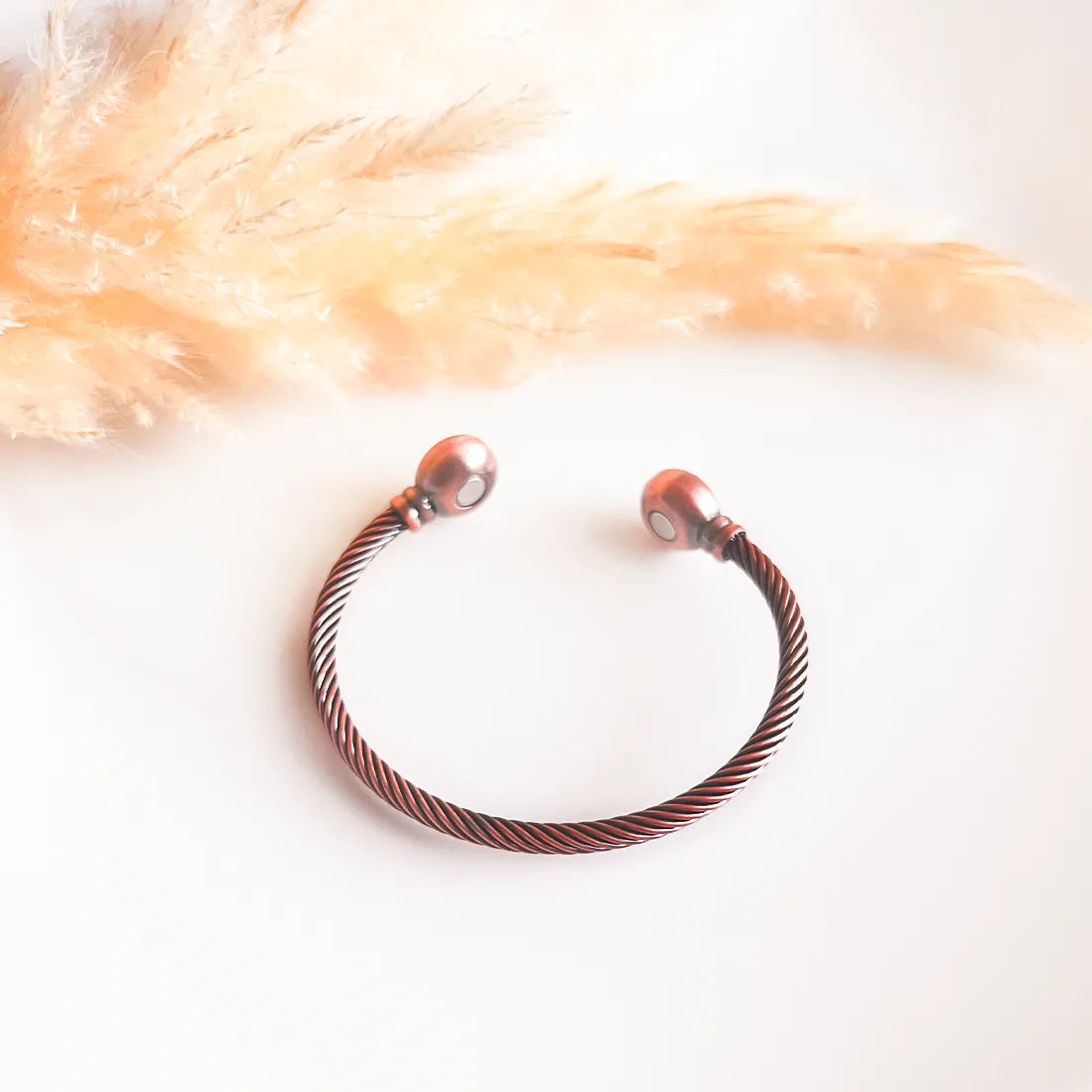 Magnetic Twist Koppararmband med magneter